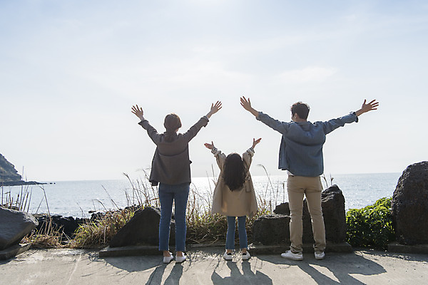 포토 JPG 주간 전신 여자 남자 딸 행복 어린이 바다 여행 가족 엄마 팔벌리기 가족여행 서기 성인 야외 뒷모습 세명 30대 제주도 맑음 화목 봄 한국인 가족라이프 아빠 핵가족 즐거움 봄여행 수월봉 국내포토 자연요소 라이프스타일 계절 감정 뷰포인트 컨셉 관계 모션 날씨 산 한국 사람 동양인 장년 파일형식
