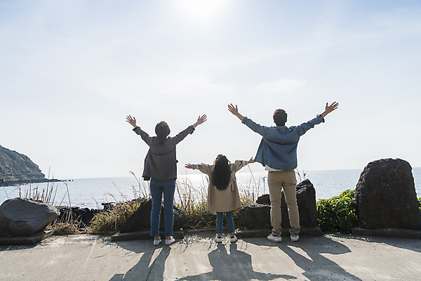 포토 JPG 주간 전신 여자 남자 딸 행복 어린이 바다 여행 가족 엄마 팔벌리기 가족여행 서기 성인 야외 뒷모습 세명 30대 제주도 맑음 화목 봄 한국인 가족라이프 아빠 핵가족 즐거움 봄여행 수월봉 국내포토 자연요소 라이프스타일 계절 감정 뷰포인트 컨셉 관계 모션 날씨 산 한국 사람 동양인 장년 파일형식