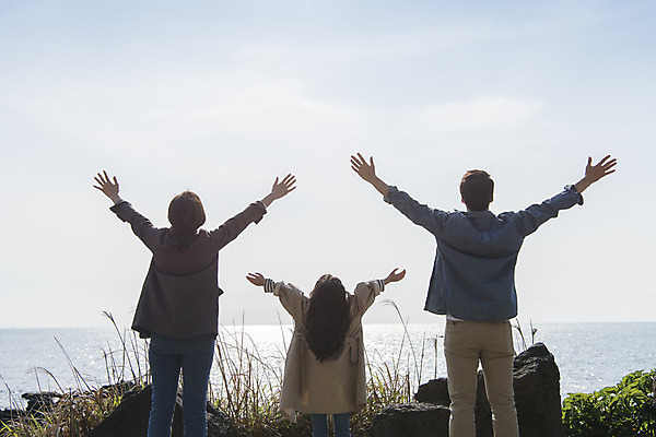 포토 JPG 주간 구름 여자 남자 딸 행복 어린이 바다 여행 가족 하늘 엄마 팔벌리기 가족여행 서기 상반신 성인 야외 뒷모습 세명 30대 제주도 맑음 화목 봄 한국인 가족라이프 아빠 핵가족 즐거움 봄여행 수월봉 국내포토 자연요소 라이프스타일 계절 감정 뷰포인트 컨셉 관계 모션 날씨 산 한국 사람 동양인 장년 파일형식