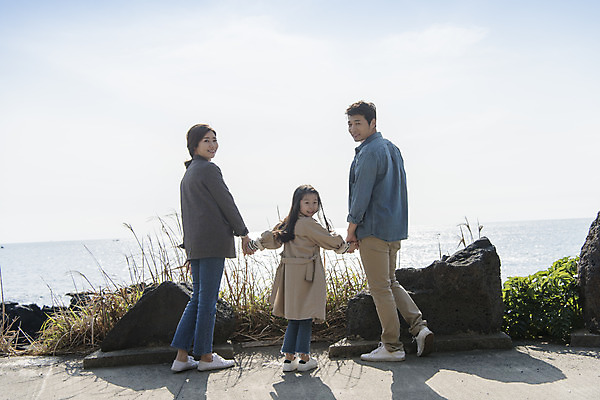 포토 JPG 주간 전신 여자 남자 딸 행복 어린이 바다 여행 가족 엄마 가족여행 서기 미소 성인 야외 뒷모습 세명 30대 제주도 손잡기 맑음 화목 봄 한국인 가족라이프 뒤돌아보기 아빠 핵가족 즐거움 봄여행 수월봉 국내포토 자연요소 라이프스타일 계절 감정 뷰포인트 컨셉 관계 모션 날씨 산 한국 표정 사람 동양인 장년 파일형식
