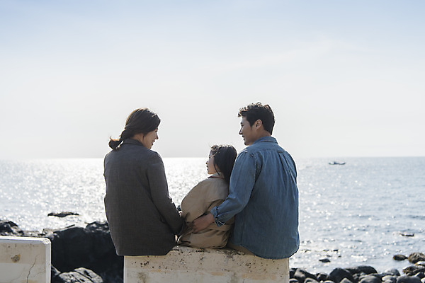 포토 JPG 주간 구름 여자 남자 딸 행복 어린이 바다 여행 난간 가족 하늘 엄마 가족여행 미소 앉기 상반신 성인 야외 뒷모습 세명 30대 제주도 마주보기 맑음 화목 봄 한국인 가족라이프 아빠 핵가족 즐거움 봄여행 수월봉 국내포토 자연요소 라이프스타일 계절 감정 뷰포인트 컨셉 관계 모션 날씨 산 한국 표정 사람 동양인 장년 파일형식
