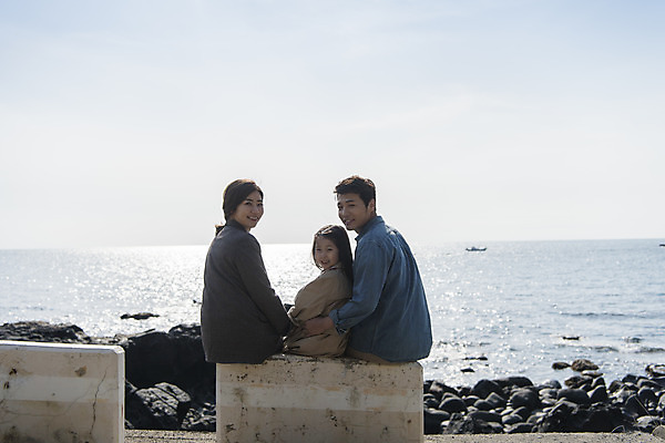 포토 JPG 주간 구름 여자 남자 딸 행복 어린이 바다 여행 난간 가족 하늘 엄마 가족여행 미소 앉기 상반신 성인 야외 뒷모습 세명 30대 제주도 맑음 화목 봄 한국인 가족라이프 뒤돌아보기 아빠 핵가족 즐거움 봄여행 수월봉 국내포토 자연요소 라이프스타일 계절 감정 뷰포인트 컨셉 관계 모션 날씨 산 한국 표정 사람 동양인 장년 파일형식