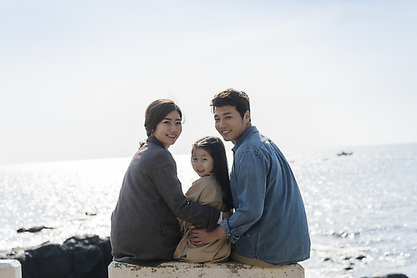 포토 JPG 주간 구름 여자 남자 딸 행복 어린이 바다 여행 난간 가족 하늘 엄마 가족여행 미소 앉기 상반신 성인 야외 뒷모습 세명 30대 제주도 맑음 화목 봄 한국인 가족라이프 뒤돌아보기 아빠 핵가족 즐거움 봄여행 수월봉 국내포토 자연요소 라이프스타일 계절 감정 뷰포인트 컨셉 관계 모션 날씨 산 한국 표정 사람 동양인 장년 파일형식