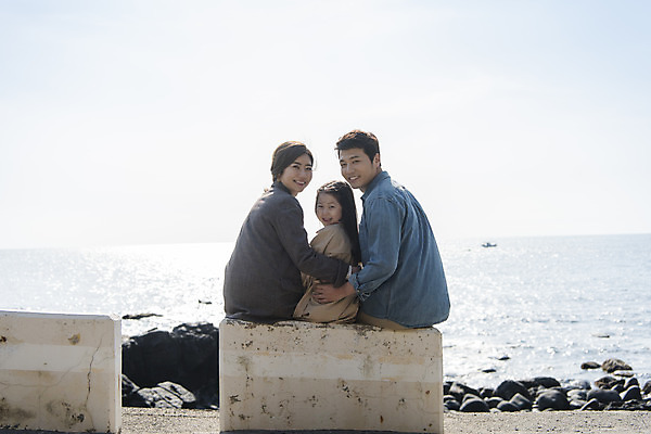 포토 JPG 주간 구름 여자 남자 딸 행복 어린이 바다 여행 난간 가족 하늘 엄마 가족여행 미소 앉기 상반신 성인 야외 뒷모습 세명 30대 제주도 맑음 화목 봄 한국인 가족라이프 뒤돌아보기 아빠 핵가족 즐거움 봄여행 수월봉 국내포토 자연요소 라이프스타일 계절 감정 뷰포인트 컨셉 관계 모션 날씨 산 한국 표정 사람 동양인 장년 파일형식