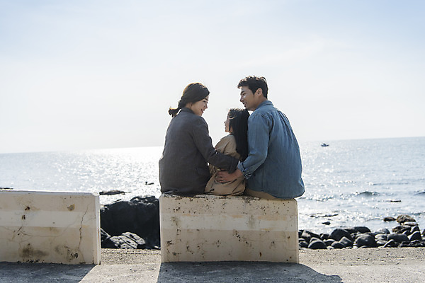 포토 JPG 주간 구름 여자 남자 딸 행복 어린이 바다 여행 난간 가족 하늘 엄마 가족여행 미소 앉기 상반신 성인 야외 뒷모습 세명 30대 제주도 마주보기 맑음 화목 봄 한국인 가족라이프 아빠 핵가족 즐거움 봄여행 수월봉 국내포토 자연요소 라이프스타일 계절 감정 뷰포인트 컨셉 관계 모션 날씨 산 한국 표정 사람 동양인 장년 파일형식