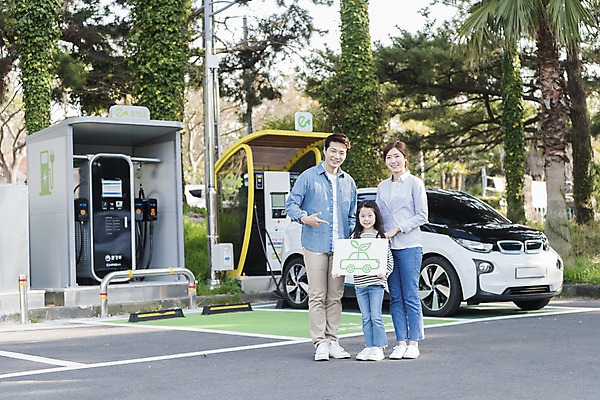 포토 JPG 주간 전신 배너 딸 어린이 교통수단 여행 가족 자동차 엄마 서기 미소 들기 성인 야외 앞모습 세명 30대 제주도 자연보호 환경 그린캠페인 화목 봄 한국인 에너지 가리킴 아빠 그린에너지 주차 즐거움 에코 친환경 충전 국내여행 전기자동차 충전소 친환경자동차 그린슈머 국내포토 자연요소 계절 감정 육상교통 캠페인 뷰포인트 교통 컨셉 관계 모션 자연 한국 표정 사람 동양인 손짓 장년 보호 파일형식