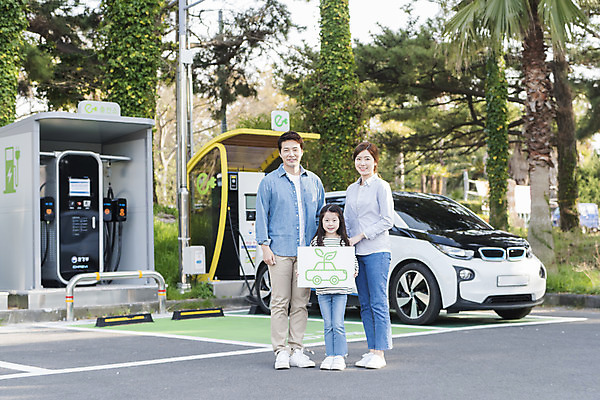 포토 JPG 주간 전신 배너 딸 어린이 교통수단 여행 가족 자동차 엄마 서기 미소 들기 성인 야외 앞모습 세명 30대 제주도 자연보호 환경 그린캠페인 화목 봄 한국인 에너지 아빠 그린에너지 주차 즐거움 에코 친환경 충전 국내여행 전기자동차 충전소 친환경자동차 그린슈머 국내포토 자연요소 계절 감정 육상교통 캠페인 뷰포인트 교통 컨셉 관계 모션 자연 한국 표정 사람 동양인 장년 보호 파일형식