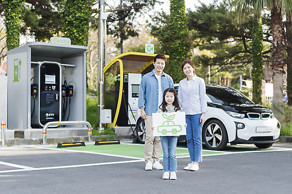 포토 JPG 주간 전신 배너 딸 어린이 교통수단 여행 가족 자동차 엄마 서기 미소 들기 성인 야외 앞모습 세명 30대 제주도 자연보호 환경 그린캠페인 화목 봄 한국인 에너지 아빠 그린에너지 주차 즐거움 에코 친환경 충전 국내여행 전기자동차 충전소 친환경자동차 그린슈머 국내포토 자연요소 계절 감정 육상교통 캠페인 뷰포인트 교통 컨셉 관계 모션 자연 한국 표정 사람 동양인 장년 보호 파일형식