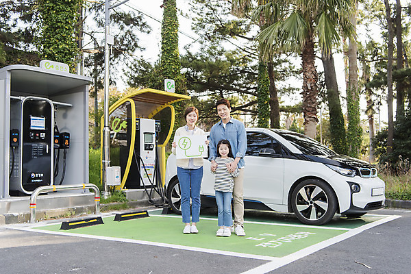 포토 JPG 주간 전신 배너 딸 어린이 교통수단 여행 가족 자동차 엄마 서기 미소 들기 성인 야외 앞모습 세명 30대 제주도 자연보호 환경 그린캠페인 화목 봄 한국인 에너지 아빠 그린에너지 주차 즐거움 에코 친환경 충전 국내여행 전기자동차 충전소 친환경자동차 그린슈머 국내포토 자연요소 계절 감정 육상교통 캠페인 뷰포인트 교통 컨셉 관계 모션 자연 한국 표정 사람 동양인 장년 보호 파일형식