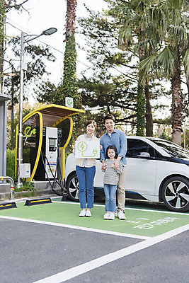 포토 JPG 주간 전신 배너 딸 어린이 교통수단 여행 가족 자동차 엄마 서기 미소 들기 성인 야외 앞모습 세명 30대 제주도 자연보호 환경 그린캠페인 화목 봄 한국인 에너지 아빠 그린에너지 주차 즐거움 에코 친환경 충전 국내여행 전기자동차 충전소 친환경자동차 그린슈머 국내포토 자연요소 계절 감정 육상교통 캠페인 뷰포인트 교통 컨셉 관계 모션 자연 한국 표정 사람 동양인 장년 보호 파일형식