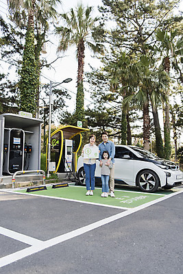 포토 JPG 주간 전신 배너 딸 어린이 교통수단 여행 가족 자동차 엄마 서기 미소 들기 성인 야외 앞모습 세명 30대 제주도 자연보호 환경 그린캠페인 화목 봄 한국인 에너지 아빠 그린에너지 주차 즐거움 에코 친환경 충전 국내여행 전기자동차 충전소 친환경자동차 그린슈머 국내포토 자연요소 계절 감정 육상교통 캠페인 뷰포인트 교통 컨셉 관계 모션 자연 한국 표정 사람 동양인 장년 보호 파일형식