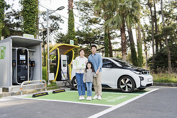 포토 JPG 주간 전신 배너 딸 어린이 교통수단 여행 가족 자동차 엄마 서기 미소 들기 성인 야외 앞모습 세명 30대 제주도 자연보호 환경 그린캠페인 화목 봄 한국인 에너지 아빠 그린에너지 주차 즐거움 에코 친환경 충전 국내여행 전기자동차 충전소 친환경자동차 그린슈머 국내포토 자연요소 계절 감정 육상교통 캠페인 뷰포인트 교통 컨셉 관계 모션 자연 한국 표정 사람 동양인 장년 보호 파일형식