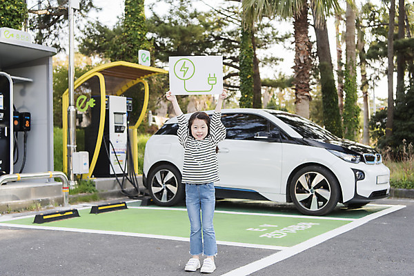 포토 JPG 주간 전신 배너 여자 어린이 교통수단 여행 자동차 한명 서기 미소 들기 소녀 야외 앞모습 제주도 자연보호 환경 그린캠페인 화목 봄 한국인 에너지 그린에너지 주차 즐거움 에코 친환경 충전 국내여행 전기자동차 충전소 친환경자동차 소녀한명만 그린슈머 국내포토 자연요소 1 계절 감정 육상교통 캠페인 뷰포인트 교통 컨셉 모션 자연 한국 표정 사람 동양인 보호 여자한명만 소녀만 파일형식
