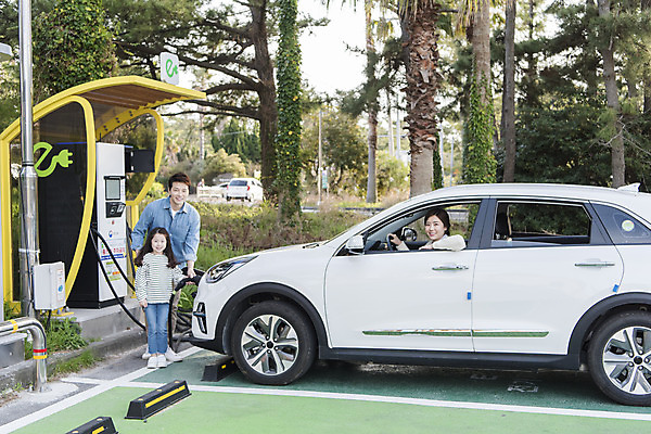 포토 JPG 주간 전신 딸 어린이 교통수단 여행 가족 자동차 엄마 서기 성인 야외 앞모습 세명 30대 제주도 자연보호 환경 그린캠페인 화목 봄 운전 한국인 에너지 아빠 그린에너지 주차 즐거움 에코 친환경 차안 충전 국내여행 전기자동차 충전소 친환경자동차 그린슈머 국내포토 자연요소 계절 감정 육상교통 캠페인 뷰포인트 교통 컨셉 관계 모션 자연 한국 사람 동양인 장년 보호 파일형식