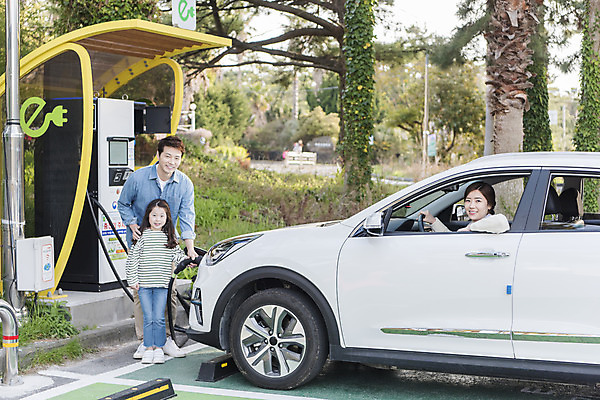 포토 JPG 주간 전신 여자 남자 딸 어린이 교통수단 여행 가족 자동차 엄마 서기 상반신 성인 야외 앞모습 세명 30대 제주도 자연보호 환경 그린캠페인 화목 봄 운전 한국인 에너지 아빠 그린에너지 주차 즐거움 에코 친환경 차안 충전 국내여행 전기자동차 충전소 친환경자동차 그린슈머 국내포토 자연요소 계절 감정 육상교통 캠페인 뷰포인트 교통 컨셉 관계 모션 자연 한국 사람 동양인 장년 보호 파일형식