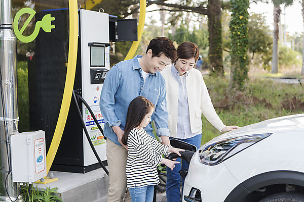 포토 JPG 주간 응시 딸 어린이 교통수단 여행 가족 자동차 엄마 서기 상반신 성인 야외 옆모습 세명 30대 제주도 자연보호 환경 그린캠페인 화목 봄 한국인 에너지 아빠 그린에너지 주차 즐거움 에코 친환경 충전 국내여행 전기자동차 충전소 친환경자동차 그린슈머 국내포토 자연요소 시선 계절 감정 육상교통 캠페인 뷰포인트 교통 컨셉 관계 모션 자연 한국 사람 동양인 장년 보호 파일형식