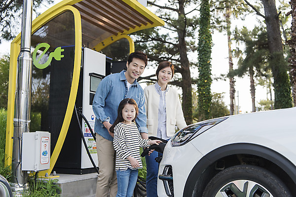 포토 JPG 주간 응시 딸 어린이 교통수단 여행 가족 자동차 엄마 서기 상반신 성인 야외 옆모습 세명 30대 제주도 자연보호 환경 그린캠페인 화목 봄 한국인 에너지 아빠 그린에너지 주차 즐거움 에코 친환경 충전 국내여행 전기자동차 충전소 친환경자동차 그린슈머 국내포토 자연요소 시선 계절 감정 육상교통 캠페인 뷰포인트 교통 컨셉 관계 모션 자연 한국 사람 동양인 장년 보호 파일형식