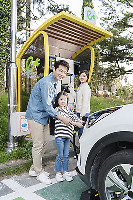 포토 JPG 주간 전신 딸 어린이 교통수단 여행 가족 자동차 엄마 서기 들기 성인 야외 옆모습 세명 30대 제주도 자연보호 환경 그린캠페인 화목 봄 한국인 에너지 아빠 그린에너지 주차 즐거움 에코 친환경 충전 국내여행 전기자동차 충전소 친환경자동차 그린슈머 국내포토 자연요소 계절 감정 육상교통 캠페인 뷰포인트 교통 컨셉 관계 모션 자연 한국 사람 동양인 장년 보호 파일형식