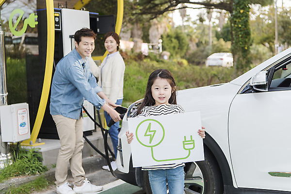 포토 JPG 주간 전신 배너 딸 어린이 교통수단 여행 가족 자동차 엄마 서기 들기 상반신 성인 야외 앞모습 옆모습 세명 30대 제주도 자연보호 환경 그린캠페인 화목 봄 한국인 에너지 아빠 그린에너지 주차 즐거움 에코 친환경 충전 국내여행 전기자동차 충전소 친환경자동차 그린슈머 국내포토 자연요소 계절 감정 육상교통 캠페인 뷰포인트 교통 컨셉 관계 모션 자연 한국 사람 동양인 장년 보호 파일형식