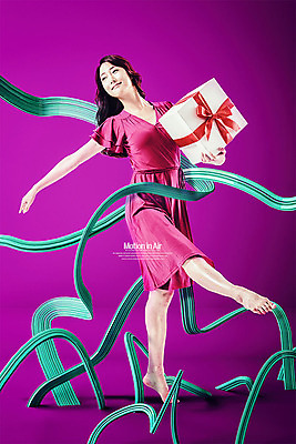 전신 PSD 편집 편집이미지 여자 곡선 모션 선물 한명 들기 20대 성인 앞모습 선물상자 3D 한국인 춤 자주색 디지털합성 합성 성인여자한명만 편집소스 이미지편집 편집3D 1 선 뷰포인트 컬러 문화예술 사람 동양인 청년 상자 여자한명만 성인여자만 파일형식