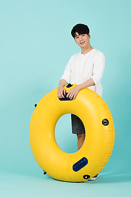 포토 JPG 스튜디오촬영 전신 남자 여행 반바지 물놀이 휴가 실내 한명 서기 미소 20대 청년 성인 앞모습 캐주얼 여름 여름휴가 바캉스 한국인 쪼리 즐거움 파란배경 튜브 성인남자한명만 국내포토 1 옷 계절 감정 뷰포인트 백그라운드 바지 모션 놀이 표정 사람 동양인 내부 파란색 샌들 남자한명만 성인남자만 파일형식 여름_계절