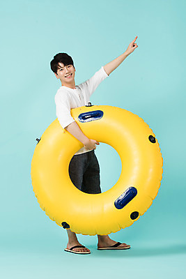 포토 JPG 스튜디오촬영 전신 남자 여행 반바지 물놀이 휴가 실내 한명 서기 미소 20대 청년 성인 옆모습 캐주얼 여름 여름휴가 바캉스 한국인 가리킴 쪼리 즐거움 파란배경 튜브 성인남자한명만 국내포토 1 옷 계절 감정 뷰포인트 백그라운드 바지 모션 놀이 표정 사람 동양인 손짓 내부 파란색 샌들 남자한명만 성인남자만 파일형식 여름_계절