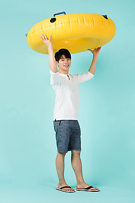 포토 JPG 스튜디오촬영 전신 남자 여행 반바지 물놀이 휴가 실내 한명 서기 미소 들기 20대 청년 성인 옆모습 캐주얼 여름 여름휴가 바캉스 한국인 쪼리 즐거움 파란배경 머리위 튜브 성인남자한명만 국내포토 1 옷 계절 감정 뷰포인트 백그라운드 바지 모션 놀이 표정 사람 동양인 내부 파란색 샌들 남자한명만 성인남자만 파일형식 여름_계절