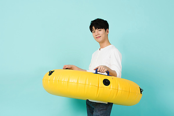 포토 JPG 스튜디오촬영 남자 여행 물놀이 휴가 실내 한명 서기 미소 들기 상반신 20대 청년 성인 옆모습 캐주얼 여름 여름휴가 바캉스 한국인 즐거움 파란배경 튜브 성인남자한명만 국내포토 1 옷 계절 감정 뷰포인트 백그라운드 모션 놀이 표정 사람 동양인 내부 파란색 남자한명만 성인남자만 파일형식 여름_계절