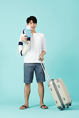 포토 JPG 스튜디오촬영 전신 남자 여행 반바지 휴가 실내 한명 서기 미소 들기 20대 청년 성인 앞모습 캐주얼 여름 여름휴가 바캉스 캐리어 한국인 쪼리 항공권 즐거움 파란배경 여권 튜브 보여주기 성인남자한명만 국내포토 1 옷 계절 감정 뷰포인트 백그라운드 바지 모션 표정 사람 동양인 내부 파란색 여행가방 티켓 샌들 남자한명만 성인남자만 파일형식 여름_계절