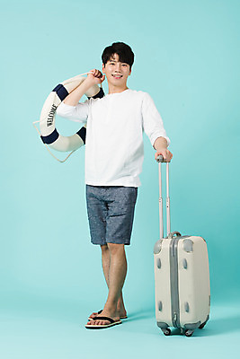 포토 JPG 스튜디오촬영 전신 남자 여행 반바지 휴가 실내 한명 서기 미소 들기 20대 청년 성인 앞모습 캐주얼 여름 여름휴가 바캉스 캐리어 한국인 쪼리 즐거움 파란배경 튜브 성인남자한명만 국내포토 1 옷 계절 감정 뷰포인트 백그라운드 바지 모션 표정 사람 동양인 내부 파란색 여행가방 샌들 남자한명만 성인남자만 파일형식 여름_계절