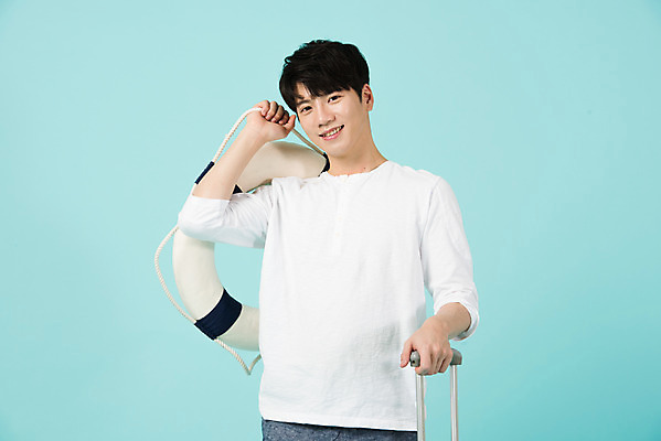 포토 JPG 스튜디오촬영 남자 여행 휴가 실내 한명 서기 미소 들기 상반신 20대 청년 성인 앞모습 캐주얼 여름 여름휴가 바캉스 캐리어 한국인 즐거움 파란배경 튜브 성인남자한명만 국내포토 1 옷 계절 감정 뷰포인트 백그라운드 모션 표정 사람 동양인 내부 파란색 여행가방 남자한명만 성인남자만 파일형식 여름_계절