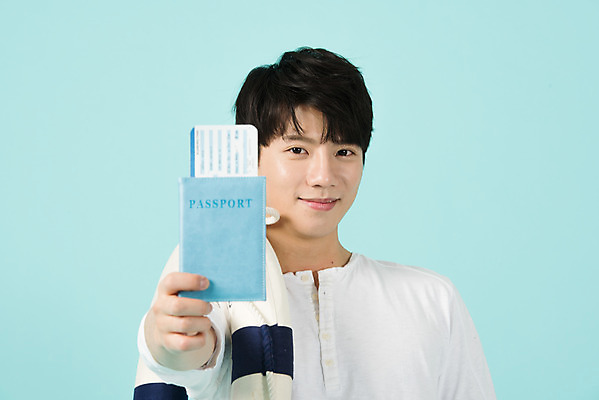 포토 JPG 스튜디오촬영 남자 여행 휴가 실내 한명 서기 미소 들기 상반신 20대 청년 성인 앞모습 캐주얼 여름 여름휴가 바캉스 한국인 항공권 즐거움 파란배경 여권 튜브 보여주기 성인남자한명만 국내포토 1 옷 계절 감정 뷰포인트 백그라운드 모션 표정 사람 동양인 내부 파란색 티켓 남자한명만 성인남자만 파일형식 여름_계절