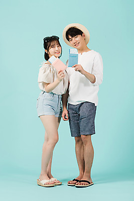 포토 JPG 스튜디오촬영 전신 모자 커플 여자 남자 여행 데이트 반바지 휴가 실내 서기 미소 20대 청년 성인 두명 옆모습 캐주얼 여름 여름휴가 바캉스 선글라스 한국인 쪼리 항공권 즐거움 파란배경 여권 성인만 국내포토 잡화 옷 계절 감정 안경 뷰포인트 백그라운드 바지 관계 모션 표정 사람 동양인 내부 파란색 티켓 샌들 파일형식 여름_계절