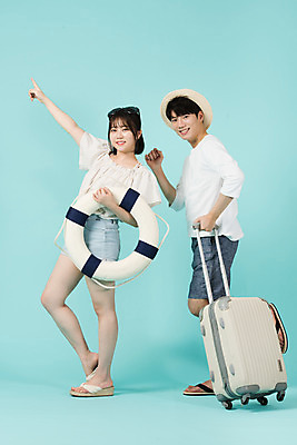 포토 JPG 스튜디오촬영 전신 모자 커플 여자 남자 여행 데이트 반바지 휴가 실내 서기 미소 들기 20대 청년 성인 두명 옆모습 캐주얼 여름 여름휴가 바캉스 선글라스 캐리어 한국인 가리킴 쪼리 즐거움 파란배경 튜브 성인만 국내포토 잡화 옷 계절 감정 안경 뷰포인트 백그라운드 바지 관계 모션 표정 사람 동양인 손짓 내부 파란색 여행가방 샌들 파일형식 여름_계절