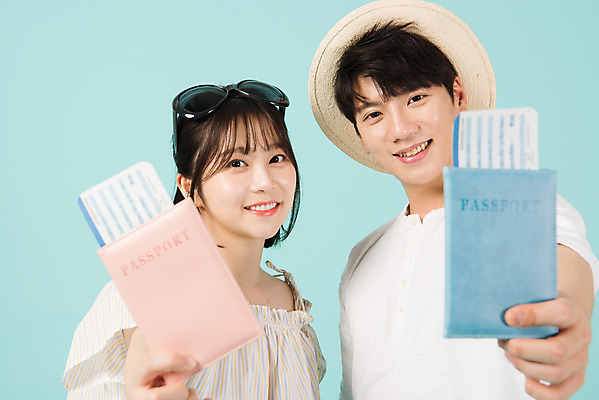포토 JPG 스튜디오촬영 모자 커플 여자 남자 여행 데이트 휴가 실내 서기 미소 들기 상반신 20대 청년 성인 두명 앞모습 캐주얼 여름 여름휴가 바캉스 선글라스 한국인 항공권 즐거움 파란배경 여권 보여주기 성인만 국내포토 잡화 옷 계절 감정 안경 뷰포인트 백그라운드 관계 모션 표정 사람 동양인 내부 파란색 티켓 파일형식 여름_계절
