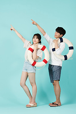 포토 JPG 스튜디오촬영 전신 커플 응시 여자 남자 여행 데이트 반바지 휴가 실내 서기 미소 들기 20대 청년 성인 두명 옆모습 캐주얼 여름 여름휴가 바캉스 한국인 가리킴 쪼리 즐거움 파란배경 튜브 성인만 국내포토 시선 옷 계절 감정 뷰포인트 백그라운드 바지 관계 모션 표정 사람 동양인 손짓 내부 파란색 샌들 파일형식 여름_계절