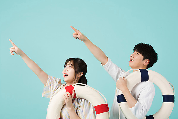 포토 JPG 스튜디오촬영 커플 응시 여자 남자 여행 데이트 휴가 실내 서기 미소 들기 상반신 20대 청년 성인 두명 옆모습 캐주얼 여름 여름휴가 바캉스 놀람 한국인 가리킴 즐거움 파란배경 튜브 성인만 국내포토 시선 옷 계절 감정 뷰포인트 백그라운드 관계 모션 표정 사람 동양인 손짓 내부 파란색 파일형식 여름_계절