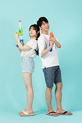 포토 JPG 스튜디오촬영 전신 커플 여자 남자 여행 데이트 장난 반바지 휴가 실내 서기 미소 들기 20대 청년 성인 두명 옆모습 캐주얼 여름 여름휴가 바캉스 한국인 등맞대기 쪼리 즐거움 파란배경 물총 성인만 국내포토 옷 계절 감정 뷰포인트 백그라운드 바지 관계 모션 표정 사람 동양인 내부 파란색 샌들 파일형식 여름_계절