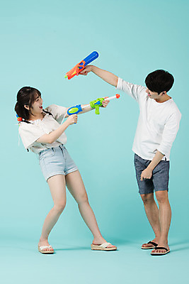포토 JPG 스튜디오촬영 전신 커플 여자 남자 여행 데이트 반바지 물놀이 휴가 실내 서기 미소 20대 청년 성인 두명 옆모습 캐주얼 여름 여름휴가 바캉스 한국인 쪼리 발사 즐거움 파란배경 물총 성인만 국내포토 옷 계절 감정 뷰포인트 백그라운드 바지 관계 모션 놀이 표정 사람 동양인 내부 파란색 샌들 파일형식 여름_계절
