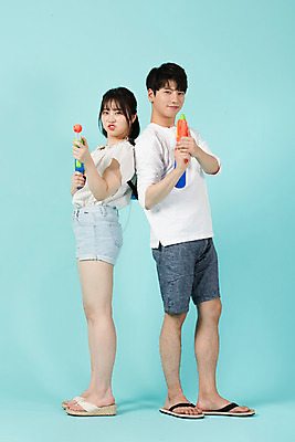 포토 JPG 스튜디오촬영 전신 커플 여자 남자 여행 데이트 반바지 물놀이 휴가 실내 서기 미소 20대 청년 성인 두명 옆모습 캐주얼 여름 여름휴가 바캉스 한국인 등맞대기 쪼리 발사 즐거움 파란배경 물총 성인만 국내포토 옷 계절 감정 뷰포인트 백그라운드 바지 관계 모션 놀이 표정 사람 동양인 내부 파란색 샌들 파일형식 여름_계절
