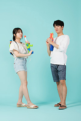 포토 JPG 스튜디오촬영 전신 커플 여자 남자 여행 데이트 장난 반바지 물놀이 휴가 실내 서기 미소 20대 청년 성인 두명 옆모습 캐주얼 여름 여름휴가 바캉스 한국인 쪼리 즐거움 파란배경 물총 성인만 국내포토 옷 계절 감정 뷰포인트 백그라운드 바지 관계 모션 놀이 표정 사람 동양인 내부 파란색 샌들 파일형식 여름_계절