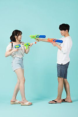 포토 JPG 스튜디오촬영 전신 커플 여자 남자 여행 데이트 장난 반바지 물놀이 휴가 실내 서기 미소 20대 청년 성인 두명 옆모습 캐주얼 여름 여름휴가 바캉스 한국인 쪼리 발사 즐거움 파란배경 물총 성인만 국내포토 옷 계절 감정 뷰포인트 백그라운드 바지 관계 모션 놀이 표정 사람 동양인 내부 파란색 샌들 파일형식 여름_계절
