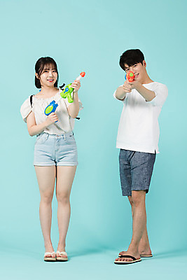 포토 JPG 스튜디오촬영 전신 커플 여자 남자 여행 데이트 반바지 물놀이 휴가 실내 서기 미소 20대 청년 성인 두명 앞모습 캐주얼 여름 여름휴가 바캉스 한국인 쪼리 발사 즐거움 파란배경 물총 성인만 국내포토 옷 계절 감정 뷰포인트 백그라운드 바지 관계 모션 놀이 표정 사람 동양인 내부 파란색 샌들 파일형식 여름_계절