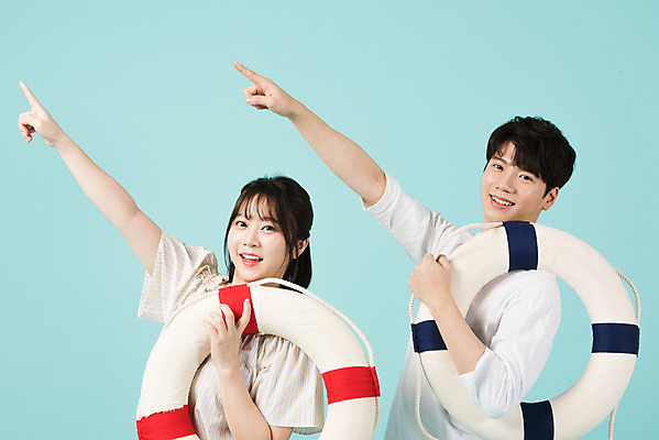 포토 JPG 스튜디오촬영 커플 여자 남자 여행 데이트 휴가 실내 서기 미소 들기 상반신 20대 청년 성인 두명 옆모습 캐주얼 여름 여름휴가 바캉스 한국인 가리킴 즐거움 파란배경 튜브 성인만 국내포토 옷 계절 감정 뷰포인트 백그라운드 관계 모션 표정 사람 동양인 손짓 내부 파란색 파일형식 여름_계절