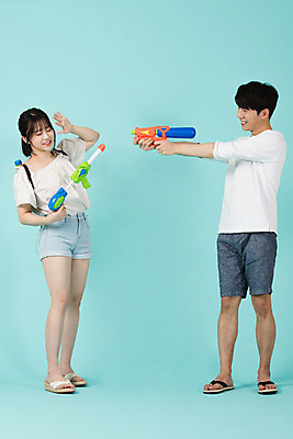 포토 JPG 스튜디오촬영 전신 커플 여자 남자 여행 데이트 장난 반바지 물놀이 휴가 실내 서기 미소 20대 청년 성인 두명 옆모습 캐주얼 여름 여름휴가 바캉스 한국인 쪼리 발사 즐거움 파란배경 물총 성인만 국내포토 옷 계절 감정 뷰포인트 백그라운드 바지 관계 모션 놀이 표정 사람 동양인 내부 파란색 샌들 파일형식 여름_계절