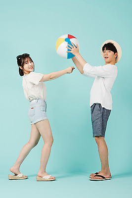 포토 JPG 스튜디오촬영 전신 모자 커플 여자 남자 여행 포즈 데이트 반바지 휴가 실내 서기 미소 20대 청년 성인 두명 옆모습 캐주얼 여름 여름휴가 바캉스 선글라스 한국인 쪼리 비치볼 즐거움 파란배경 성인만 국내포토 잡화 옷 계절 감정 안경 뷰포인트 백그라운드 바지 공 관계 모션 바캉스용품 표정 사람 동양인 내부 파란색 샌들 파일형식 여름_계절