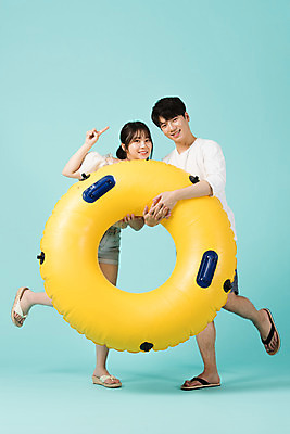 포토 JPG 스튜디오촬영 전신 커플 여자 남자 여행 데이트 반바지 휴가 실내 서기 미소 들기 20대 청년 성인 두명 앞모습 캐주얼 여름 여름휴가 바캉스 한국인 가리킴 쪼리 즐거움 파란배경 튜브 성인만 국내포토 옷 계절 감정 뷰포인트 백그라운드 바지 관계 모션 표정 사람 동양인 손짓 내부 파란색 샌들 파일형식 여름_계절