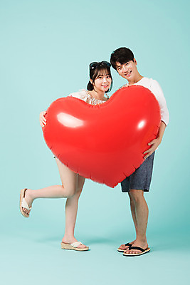 포토 JPG 스튜디오촬영 전신 커플 여자 남자 여행 데이트 반바지 휴가 실내 서기 미소 들기 20대 청년 성인 두명 앞모습 캐주얼 여름 여름휴가 바캉스 선글라스 한국인 하트 쪼리 즐거움 파란배경 다리들기 성인만 국내포토 모양 옷 계절 감정 안경 뷰포인트 백그라운드 바지 관계 모션 표정 사람 동양인 내부 파란색 샌들 파일형식 여름_계절