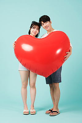 포토 JPG 스튜디오촬영 전신 커플 여자 남자 여행 데이트 반바지 휴가 실내 서기 미소 들기 20대 청년 성인 두명 앞모습 캐주얼 여름 여름휴가 바캉스 선글라스 한국인 하트 쪼리 즐거움 파란배경 성인만 국내포토 모양 옷 계절 감정 안경 뷰포인트 백그라운드 바지 관계 모션 표정 사람 동양인 내부 파란색 샌들 파일형식 여름_계절