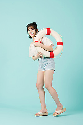 포토 JPG 스튜디오촬영 전신 여자 여행 반바지 휴가 실내 한명 서기 미소 들기 20대 청년 성인 옆모습 캐주얼 여름 여름휴가 바캉스 선글라스 한국인 쪼리 즐거움 파란배경 튜브 성인여자한명만 국내포토 1 옷 계절 감정 안경 뷰포인트 백그라운드 바지 모션 표정 사람 동양인 내부 파란색 샌들 여자한명만 성인여자만 파일형식 여름_계절